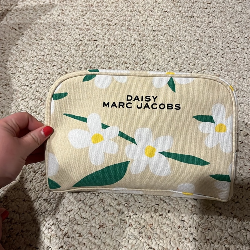 Daisy Marc Jacobs makeup bag - Picture 2 of 6